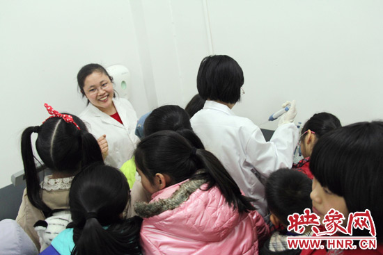 小朋友們參觀家樂福食品安全檢測實驗室并現(xiàn)場觀摩測試過程 小朋友們參觀家樂福食品安全檢測實驗室并現(xiàn)場觀摩測試過程