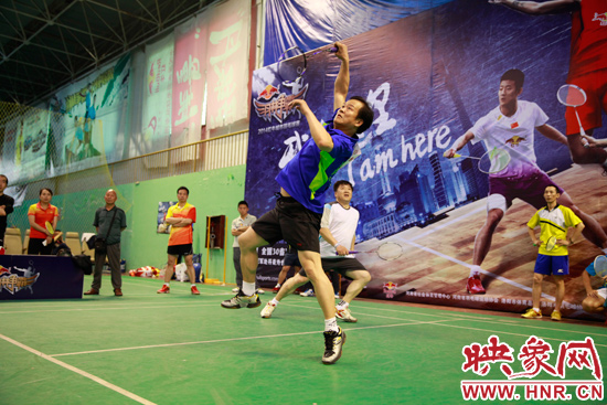 年過5旬的選手依然在賽場上奮力拼搏 年過5旬的選手依然在賽場上奮力拼搏