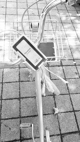 車把中間有手機(jī)充電支架，下方連接著3根充電線。