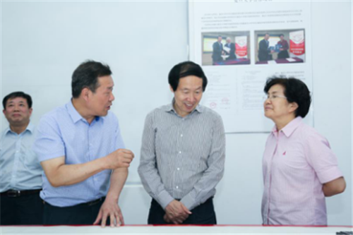 馬維理董事長(zhǎng)向劉局長(zhǎng)介紹“全國(guó)十佳文博技術(shù)產(chǎn)品”-字畫古籍高清拍攝修復(fù)儀