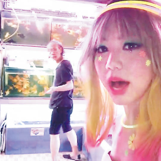 鄧紫棋穿熒光裝，嚇尿路人