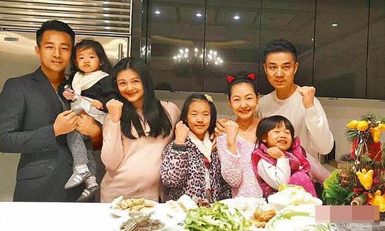 大S孕后久違現(xiàn)身，與小S一家齊聚