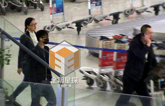 韓庚現(xiàn)身機(jī)場(chǎng)。