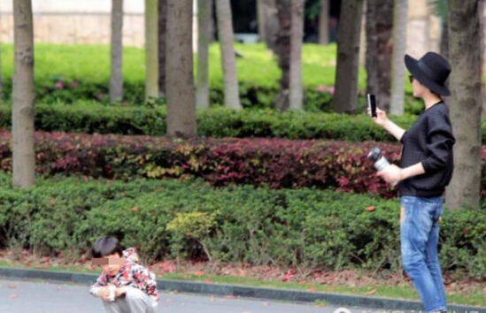 孫儷不時拿出手機替等等拍照。