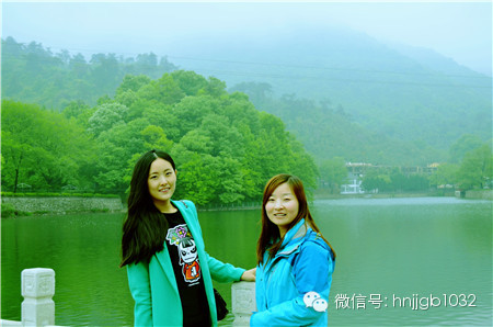 奧斯卡汽車影城的美女和這個風(fēng)景融入的真好啊，有木有？！