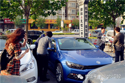 當(dāng)然，小編認(rèn)為最高境界是這位美女，這張照片應(yīng)該取名為論美女的自我修養(yǎng)。