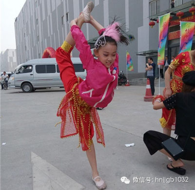 先練練功，為一會兒的演出做準備