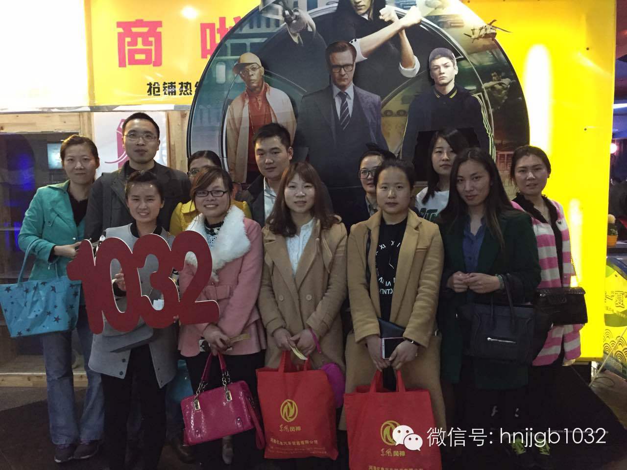 來個合影，1032的聽眾棒棒噠，個個都準(zhǔn)時到達了集合地點。Johnny表示很欣慰??！