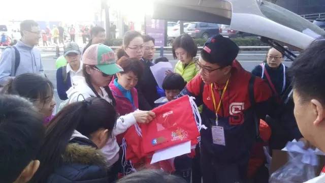 8:30準(zhǔn)時(shí)集合，現(xiàn)場(chǎng)工作人員給大家分發(fā)參賽證和參賽衣服。