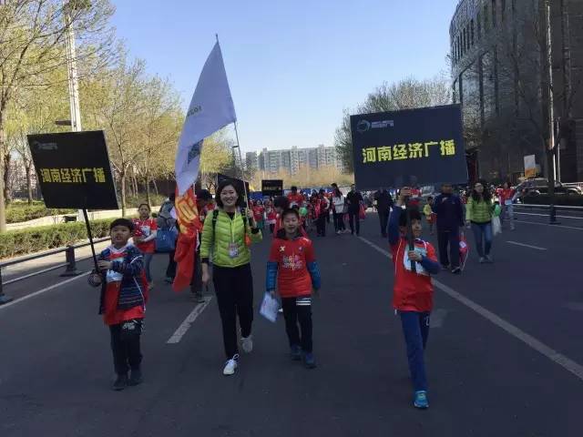 出發(fā)啦！小朋友和大朋友們昂首闊步向賽場(chǎng)邁進(jìn)！