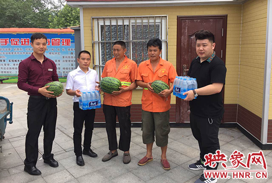 經(jīng)濟廣播工作人員和愛心企業(yè)給正在忙碌的環(huán)衛(wèi)工人、交警和協(xié)警等送去了一萬六千多斤西瓜和近百提礦泉水。