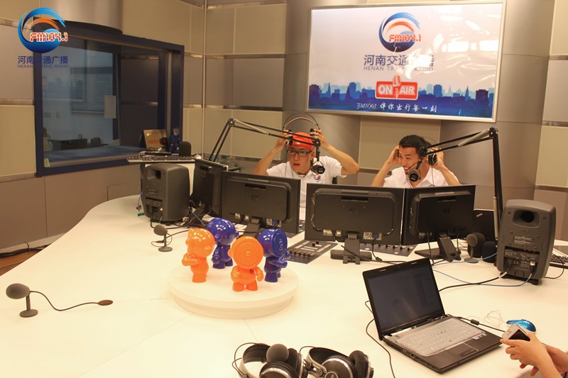 李憲和張弛怎么這么開心！又不是你們倆中獎(jiǎng)了！