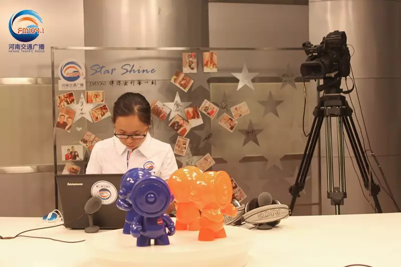 還是抽獎(jiǎng)的姑娘比較認(rèn)真！為保證抽獎(jiǎng)的公平公正，映象網(wǎng)進(jìn)行了全程視頻直播。