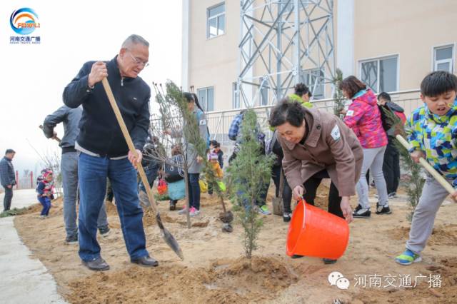 恩愛的老人一起種下一棵小樹苗，健健康康白頭偕老~