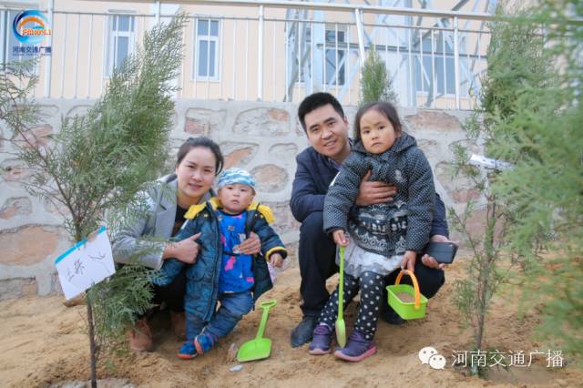 一家四口，一起種下我們的小樹，和寶貝兒們一起茁壯成長！