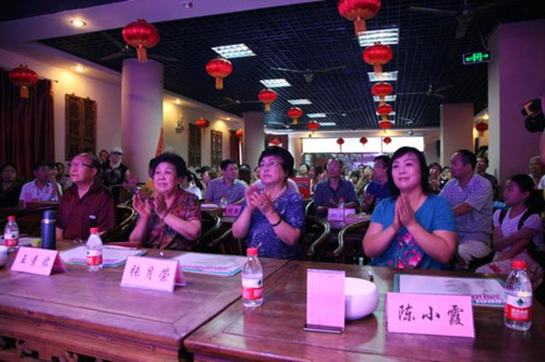 我省著名豫劇表演藝術家素君（左2）、常香玉弟子、國家一級演員張月榮（右2）