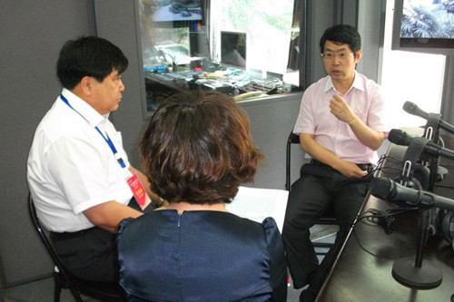 直播前的北京安貞醫(yī)院副院長周生來（右１）、大慶油田總醫(yī)院集團(tuán)總經(jīng)理劉湘彬（左１）