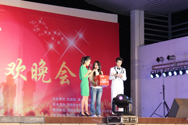 教育廣播女主播葉子現(xiàn)身晚會(huì)，全場(chǎng)沸騰