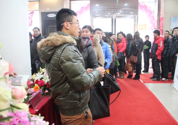 聽眾排起長隊等待簽售 聽眾排起長隊等待簽售