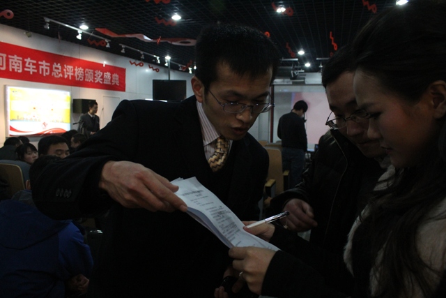 教育廣播女主播子楊就活動重要環(huán)節(jié)與商都網汽車頻道主管尹良進行溝通 教育廣播女主播子楊就活動重要環(huán)節(jié)與商都網汽車頻道主管尹良進行溝通