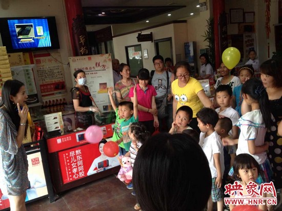 活動(dòng)開(kāi)始前，1066城市之聲的主持人跟孩子們進(jìn)行現(xiàn)場(chǎng)互動(dòng)。