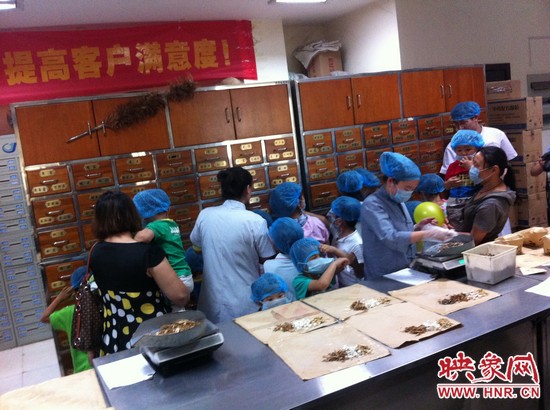 　　接下來(lái)，要進(jìn)入到有中醫(yī)“博物館”之稱的中藥房去探秘啦！藥房那些小抽屜里面裝的是什么？孩子們很好奇