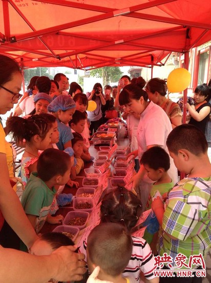 為了不影響中藥房里藥劑師正常工作，我們把孩子們?cè)谡J(rèn)中藥和裝香囊的兩個(gè)環(huán)節(jié)搬到了室外