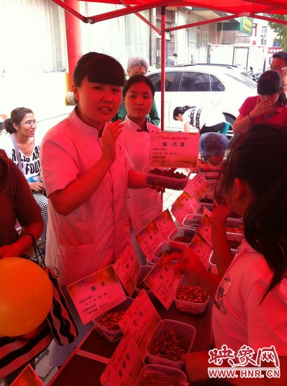 這是什么一，那又是什么？小腦袋不停的在思索，而小手和小鼻子也沒(méi)閑著，時(shí)不時(shí)地摸一摸、聞一聞！