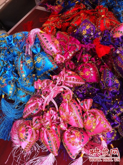 孩子們的好奇心得以大大的滿足，接下來(lái)就要裝香囊啦，你看，五顏六色的香囊多漂亮！