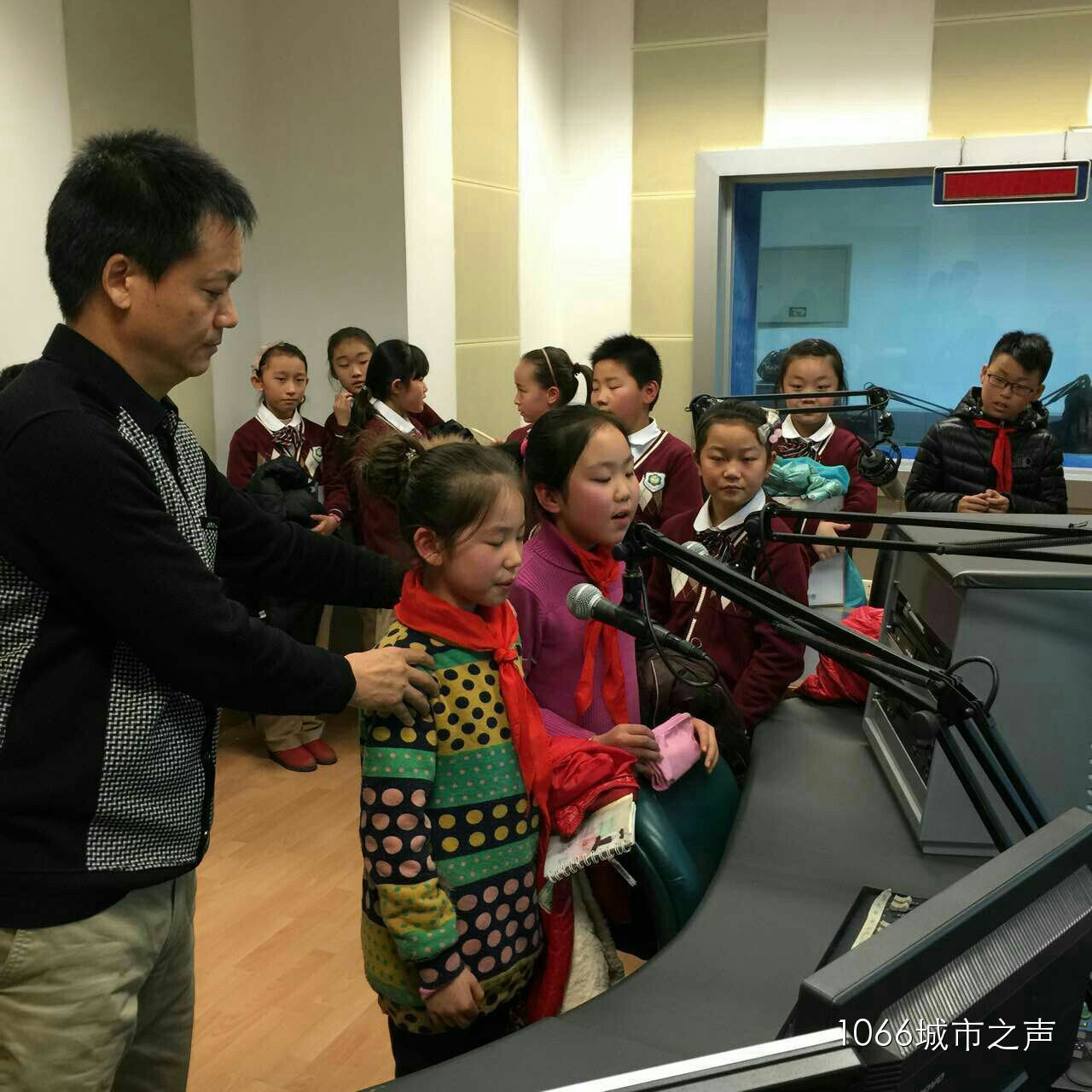 現(xiàn)場接受播音指導，有模有樣耶！