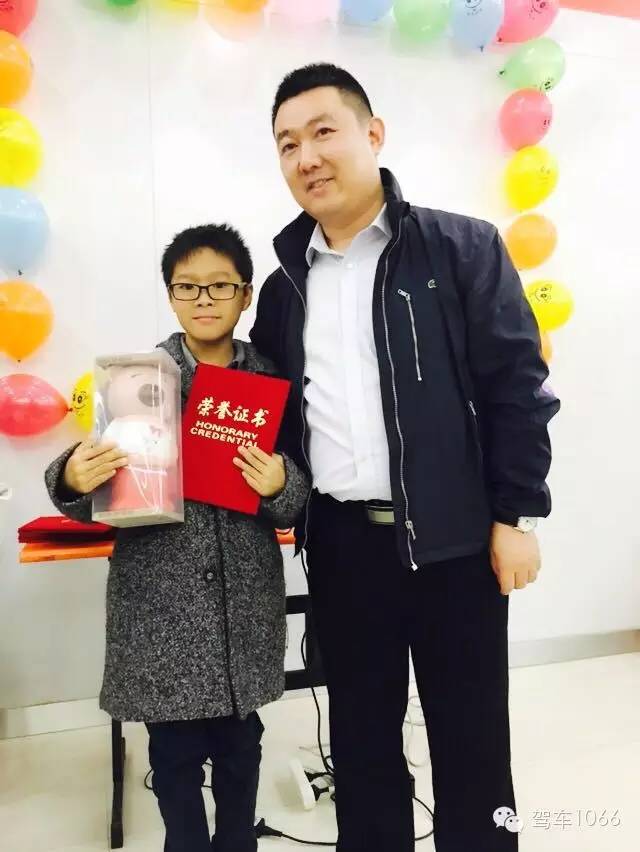 我是小小銀行家，來跟行長合個影哦