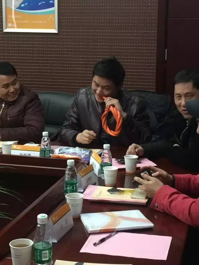 小編想問一下咬膠管的孫老師，優(yōu)質(zhì)膠管的口感如何呢？