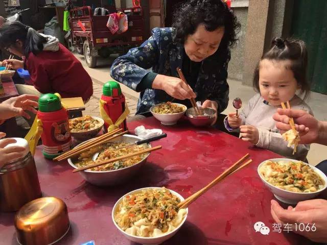 據(jù)說手搟面和柴雞蛋更配哦！