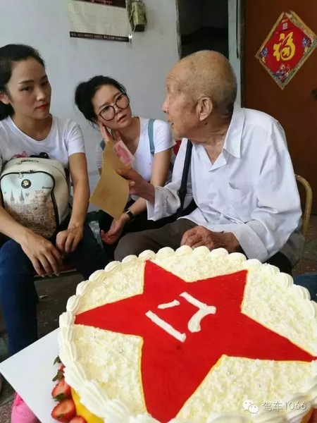 二姐們認(rèn)真聽老兵講抗戰(zhàn)的故事，老人年事已高，記憶都是轟炸！轟炸！轟炸！