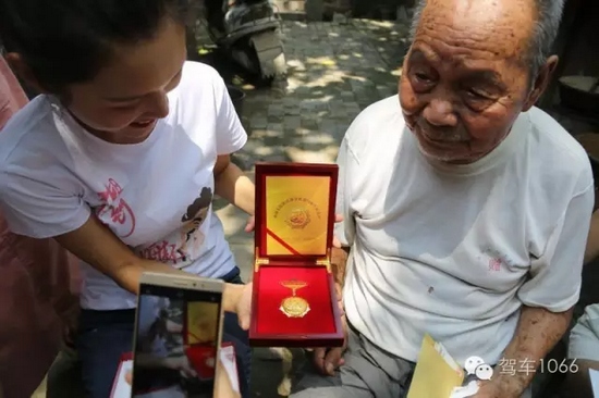 老兵聽不到我們?cè)谡f什么，今年98了。