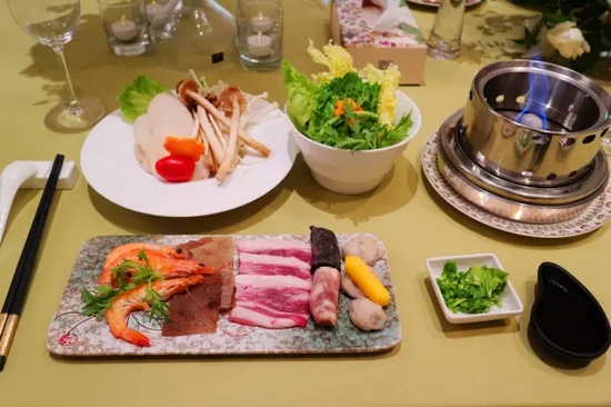 精致的小火鍋，用的是綠色燃料——乙醇。