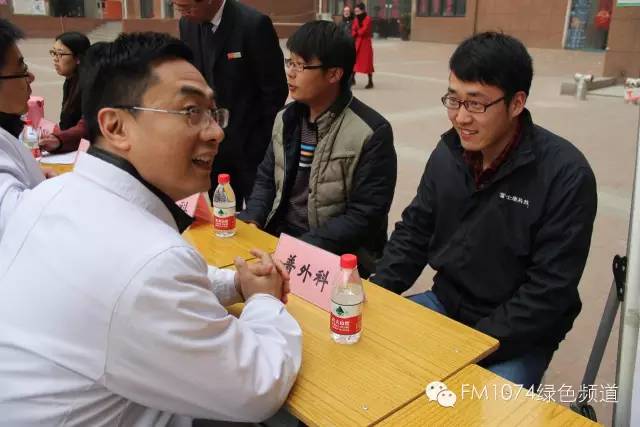 看這位小伙兒，跟我們的醫(yī)生都聊嗨了……