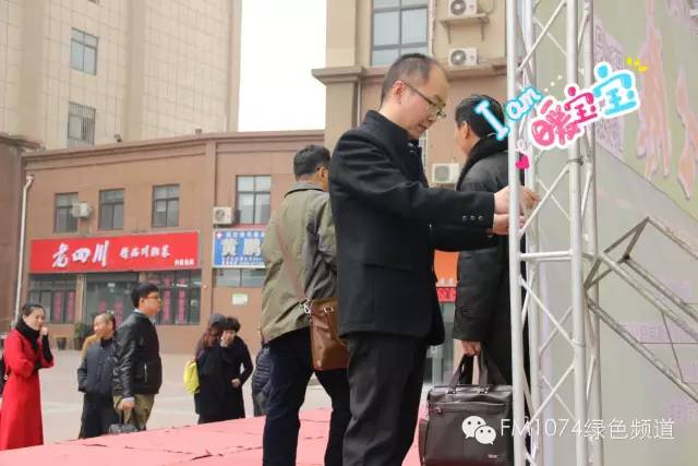 寒江副總監(jiān)親力親為，事無巨細(xì)。偶像真是暖暖惹人愛呢！