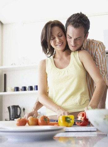 反其道而行，也對他若即若離