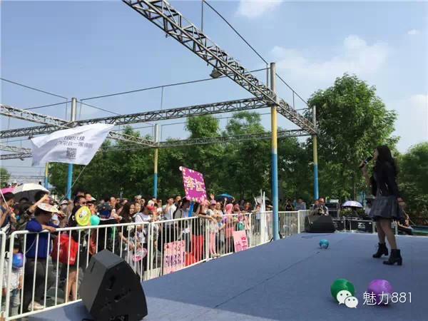 輕輕躍起、優(yōu)美身段，新聞小姐李江