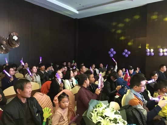 中午13:00多，觀眾陸續(xù)入場(chǎng)