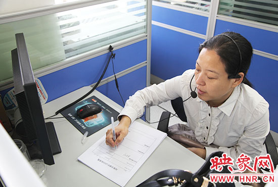 鄭州市人社局勞動監(jiān)察大隊副大隊長孫兆峰在接聽熱線 鄭州市人社局勞動監(jiān)察大隊副大隊長孫兆峰在接聽熱線