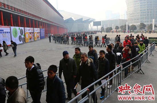 求職者在場(chǎng)外排成百米“長龍”