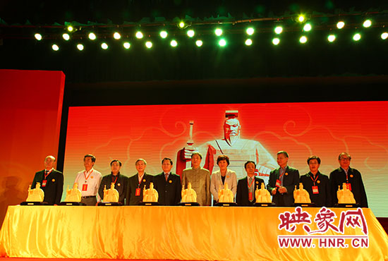 與會(huì)嘉賓一起見證歷史、啟動(dòng)論壇