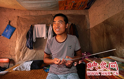 張國敬平時(shí)喜歡聽廣播，特別是各種歌曲節(jié)目。