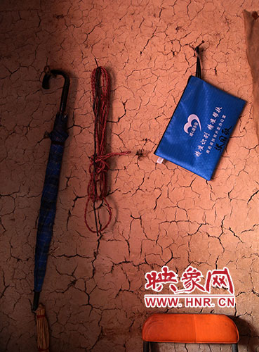 精準(zhǔn)扶貧的暖心服務(wù)袋，被張國敬掛在上墻最醒目的位置。