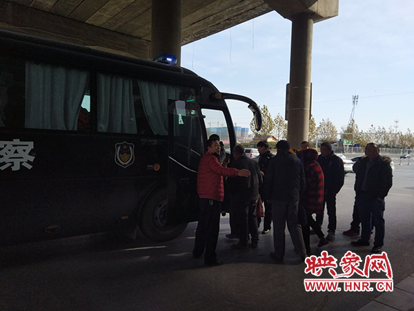 警方調(diào)來(lái)車輛，將超載人員轉(zhuǎn)運(yùn)走