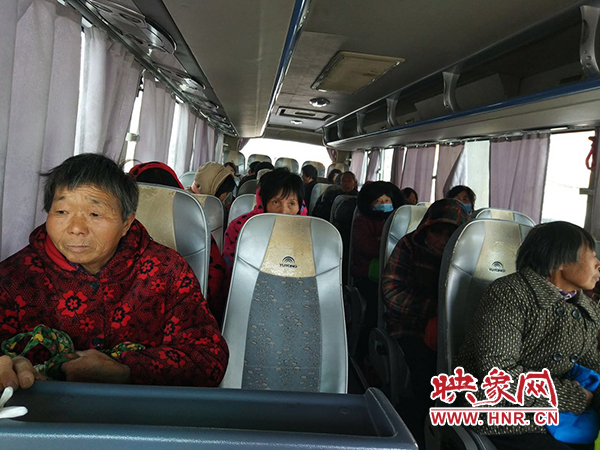 警方調(diào)來(lái)車輛，將超載人員轉(zhuǎn)運(yùn)走