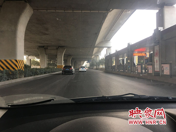 限行首日，三環(huán)橋上橋下，車(chē)輛不多，交通狀況良好。