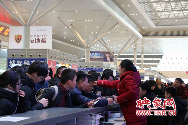 昨日因全國大面積降雪導(dǎo)途經(jīng)鄭州東站部分高鐵晚點(diǎn)停運(yùn) 昨日因全國大面積降雪導(dǎo)途經(jīng)鄭州東站部分高鐵晚點(diǎn)停運(yùn)